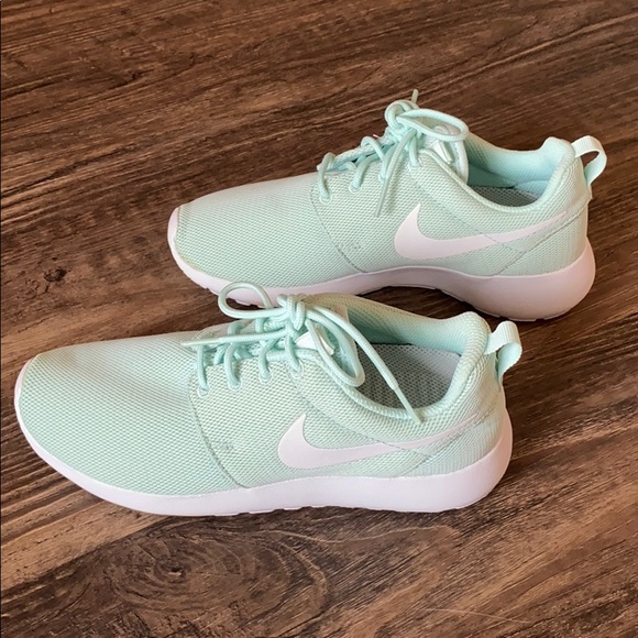 Nike Shoes - NWOT NIKE ROSHE MINT